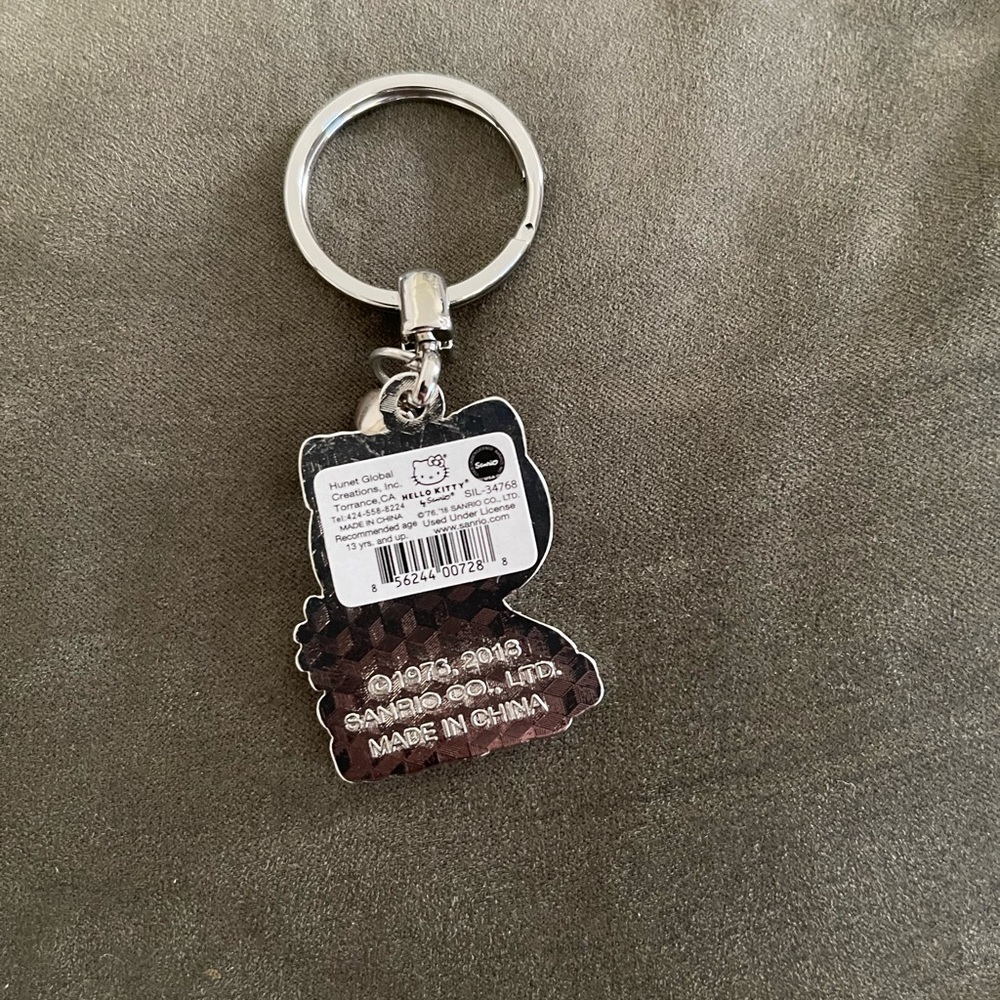Hello Kitty pineapple 🍍 keychain - Picture 2 of 2